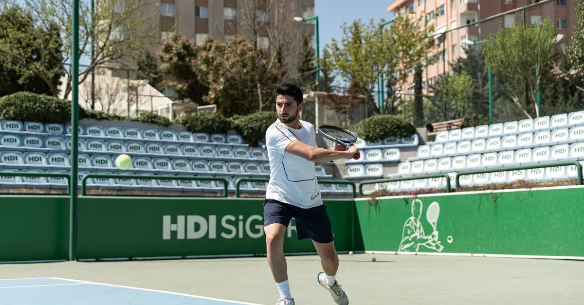 Les différents types de coups au padel : Guide complet