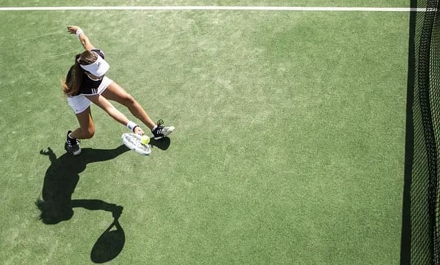 Tout sur le padel : Les erreurs courantes à éviter pour progresser