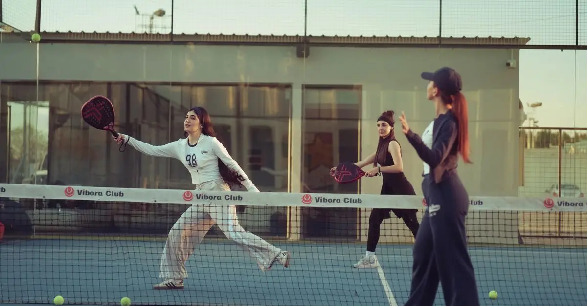Stratégies doubles vs simples au padel : Comment adapter votre jeu